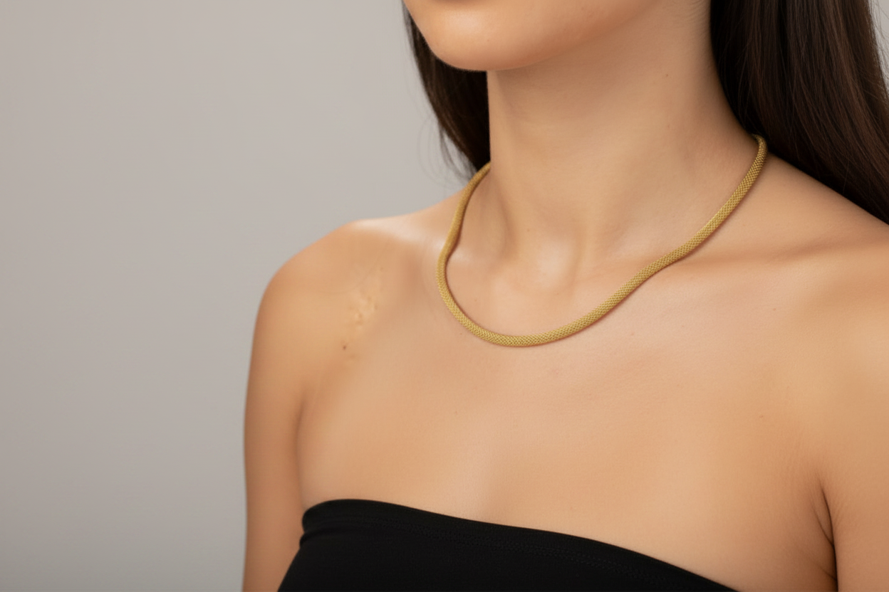 Collar Snake Gold con modelo