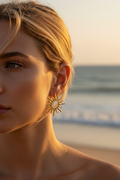 Pendientes sol con modelo rubia en la playa